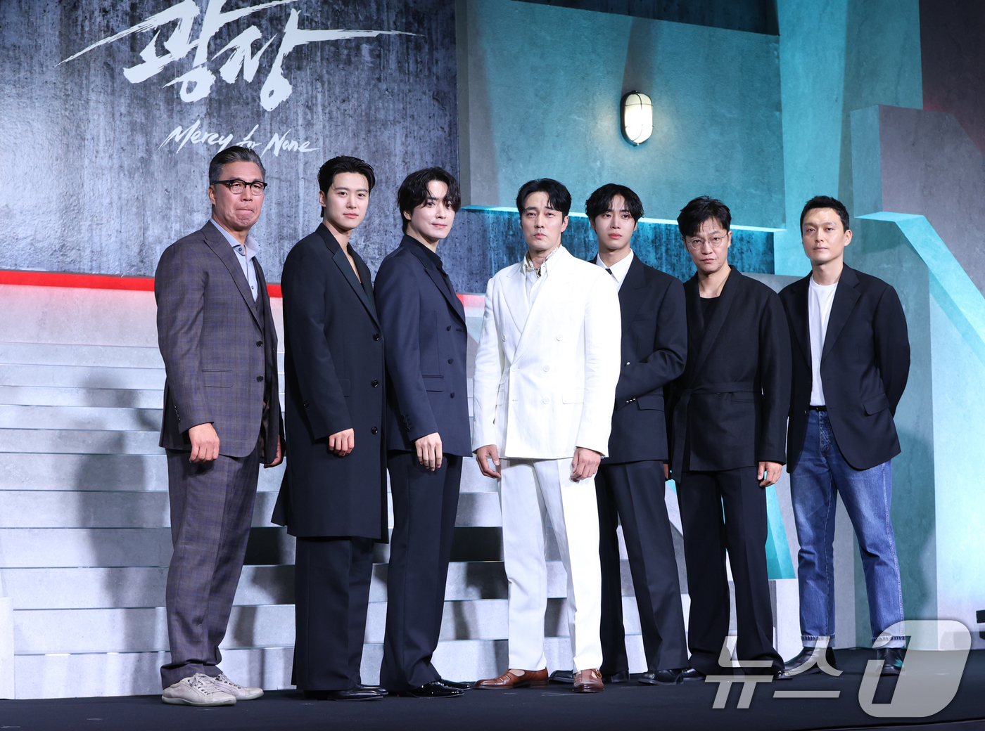 (서울=뉴스1) 권현진 기자 = 배우 안길강(왼쪽부터)과 공명, 이준혁, 소지섭, 추영우, 조한철, 최성은 감독이 5일 오전 서울 중구 장충로 앰버서더 서울 풀만 호텔에서 열린 넷 …