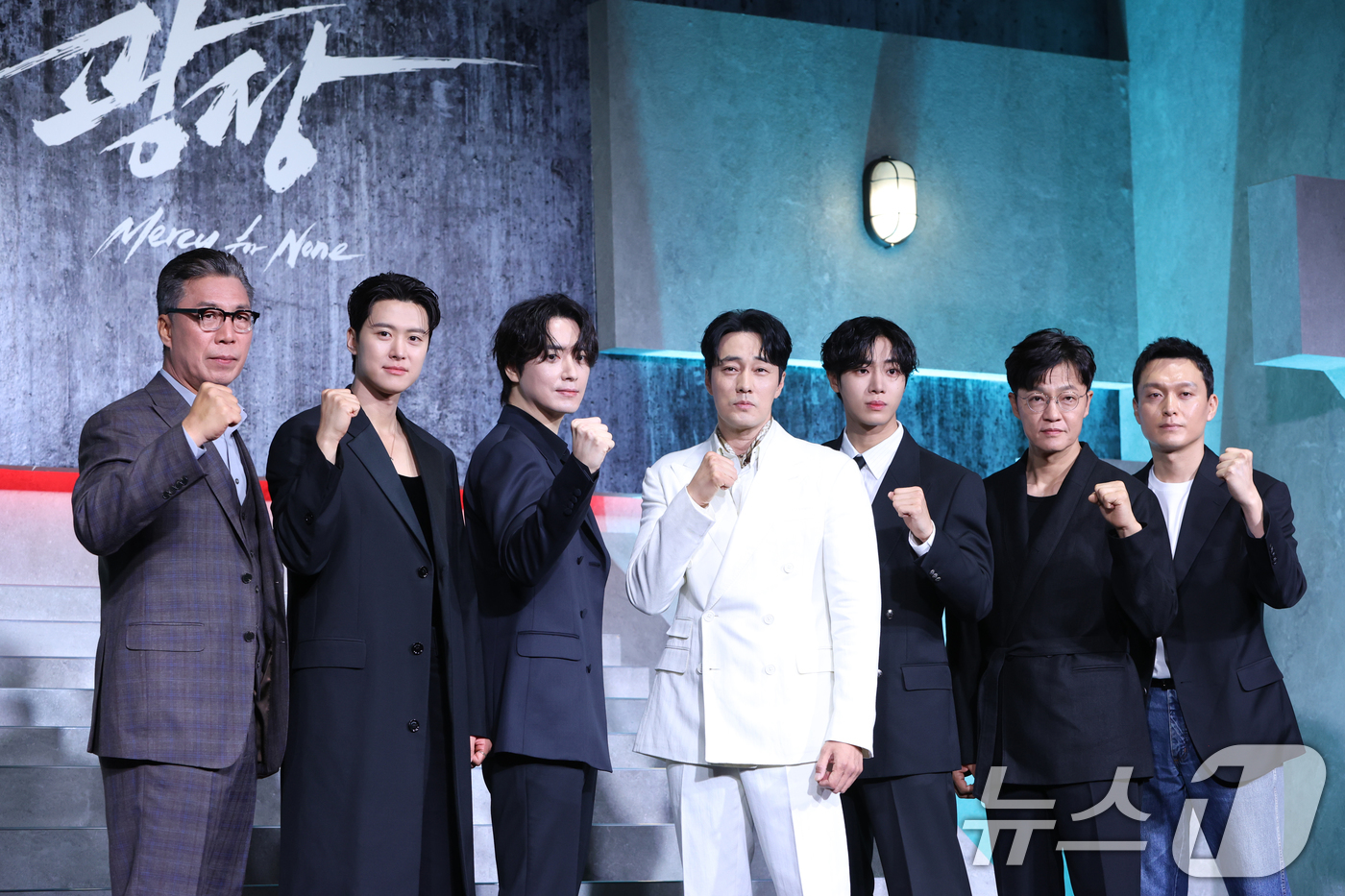 (서울=뉴스1) 권현진 기자 = 배우 안길강(왼쪽부터)과 공명, 이준혁, 소지섭, 추영우, 조한철, 최성은 감독이 5일 오전 서울 중구 장충로 앰버서더 서울 풀만 호텔에서 열린 넷 …