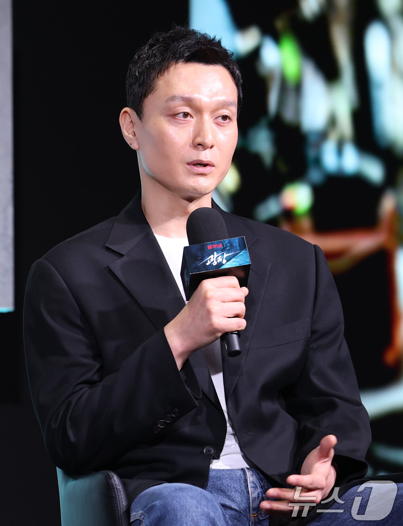 본문 이미지 - 최성은 감독이 5일 오전 서울 중구 장충로 앰버서더 서울 풀만 호텔에서 열린 넷플릭스 '광장' 제작발표회에 참석해 인사말을 하고 있다. ‘광장’은 스스로 아킬레스건을 자르고 광장 세계를 떠났던 남기준(소지섭)이 조직의 2인자였던 동생 남기석(이준혁)의 죽음으로 11년 만에 돌아와 복수를 위해 그 배후를 파헤치는 누아르 액션으로 오는 6일 첫 공개 예정이다. 2025.6.5/뉴스1 ⓒ News1 권현진 기자