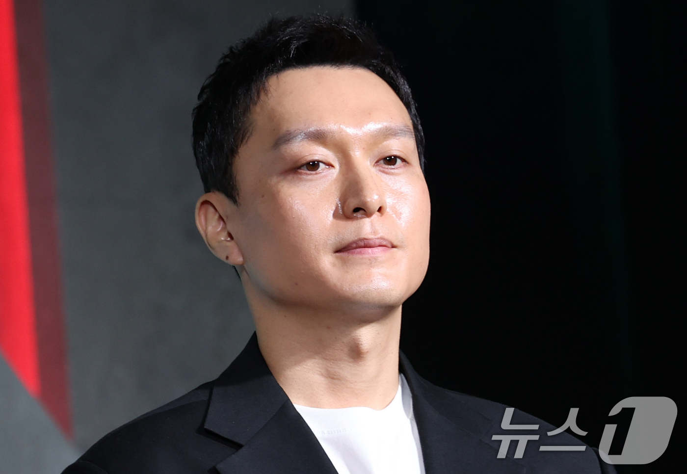 (서울=뉴스1) 권현진 기자 = 최성은 감독이 5일 오전 서울 중구 장충로 앰버서더 서울 풀만 호텔에서 열린 넷플릭스 '광장' 제작발표회에 참석해 포즈를 취하고 있다.‘광장’은 스 …