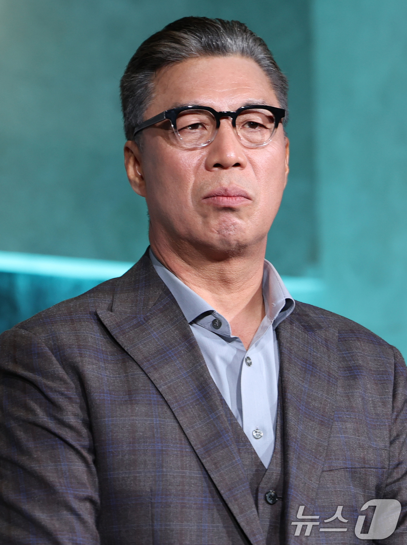 (서울=뉴스1) 권현진 기자 = 배우 안길강이 5일 오전 서울 중구 장충로 앰버서더 서울 풀만 호텔에서 열린 넷플릭스 '광장' 제작발표회에 참석해 포즈를 취하고 있다.‘광장’은 스 …