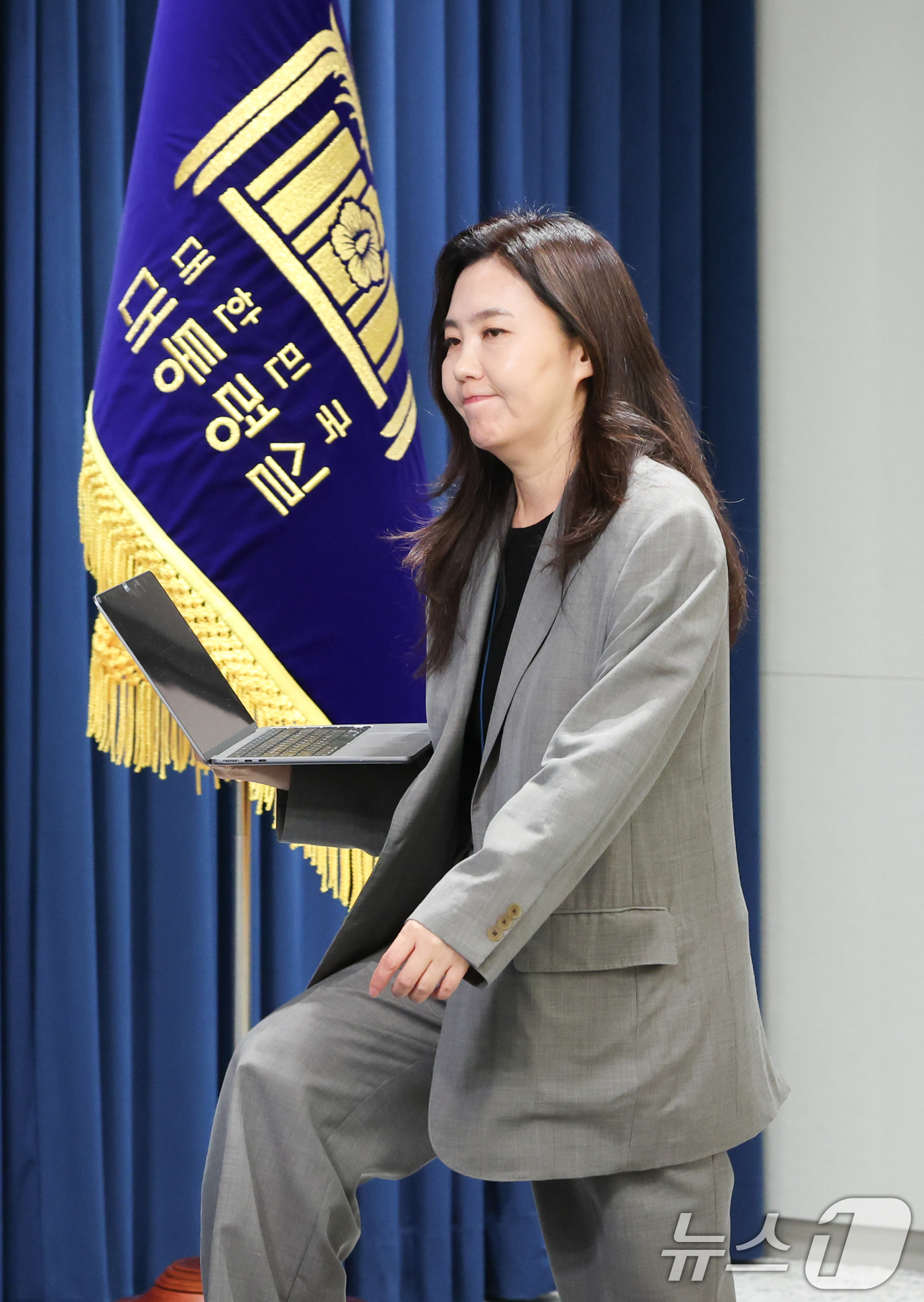 (서울=뉴스1) 허경 기자 = 강유정 대통령실 대변인이 5일 서울 용산구 대통령실 청사에서 현안 브리핑을 하기 위해 입장하고 있다. 2025.6.5/뉴스1