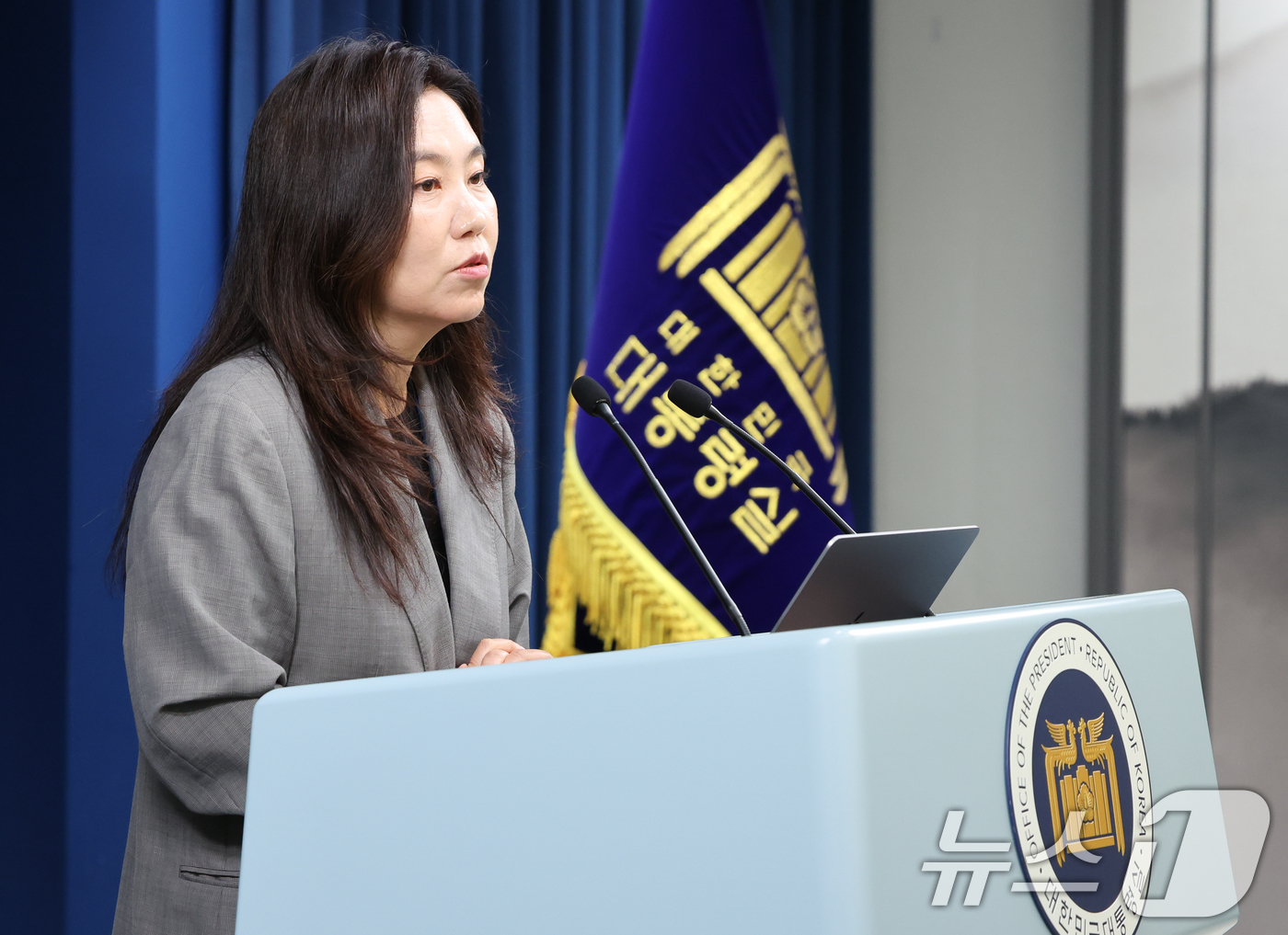 (서울=뉴스1) 허경 기자 = 강유정 대통령실 대변인이 5일 서울 용산구 대통령실 청사에서 현안 브리핑을 하고 있다. 2025.6.5/뉴스1
