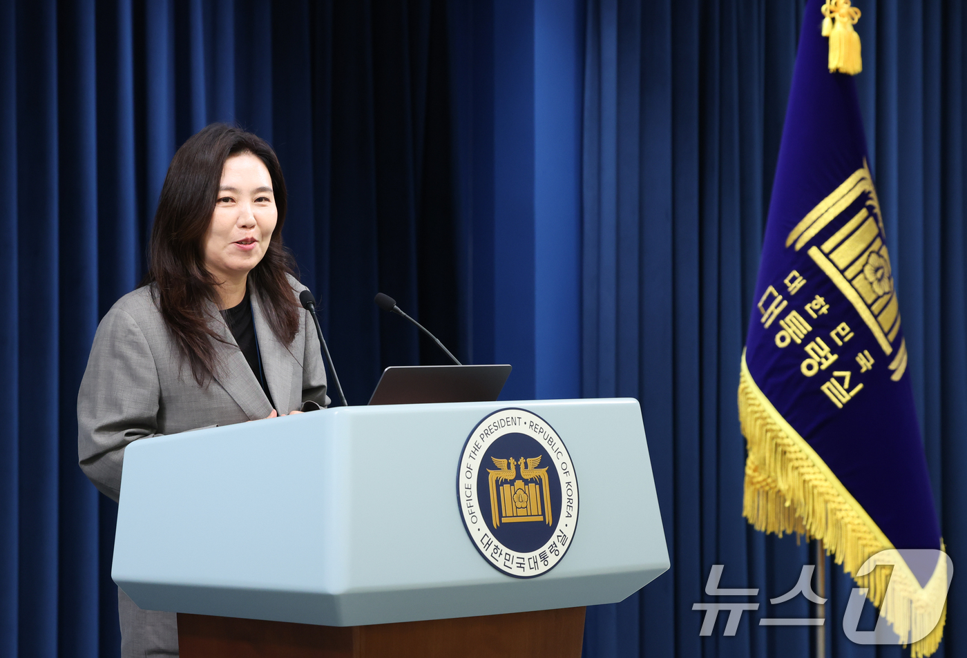 (서울=뉴스1) 허경 기자 = 강유정 대통령실 대변인이 5일 서울 용산구 대통령실 청사에서 현안 브리핑을 하고 있다. 2025.6.5/뉴스1