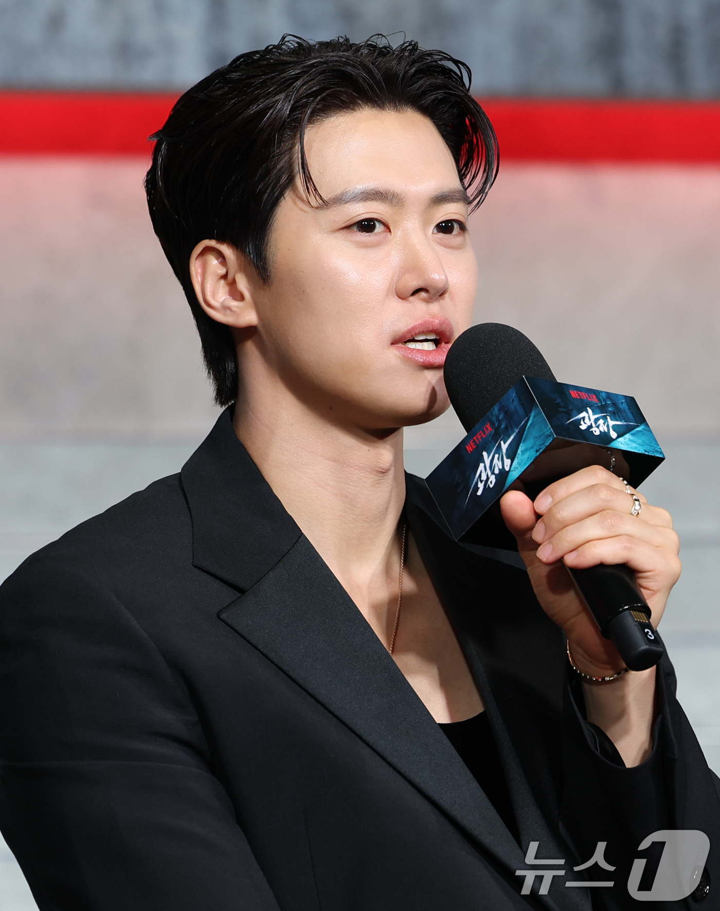 (서울=뉴스1) 권현진 기자 = 배우 공명이 5일 오전 서울 중구 장충로 앰버서더 서울 풀만 호텔에서 열린 넷플릭스 '광장' 제작발표회에 참석해 인사말을 하고 있다.‘광장’은 스스 …