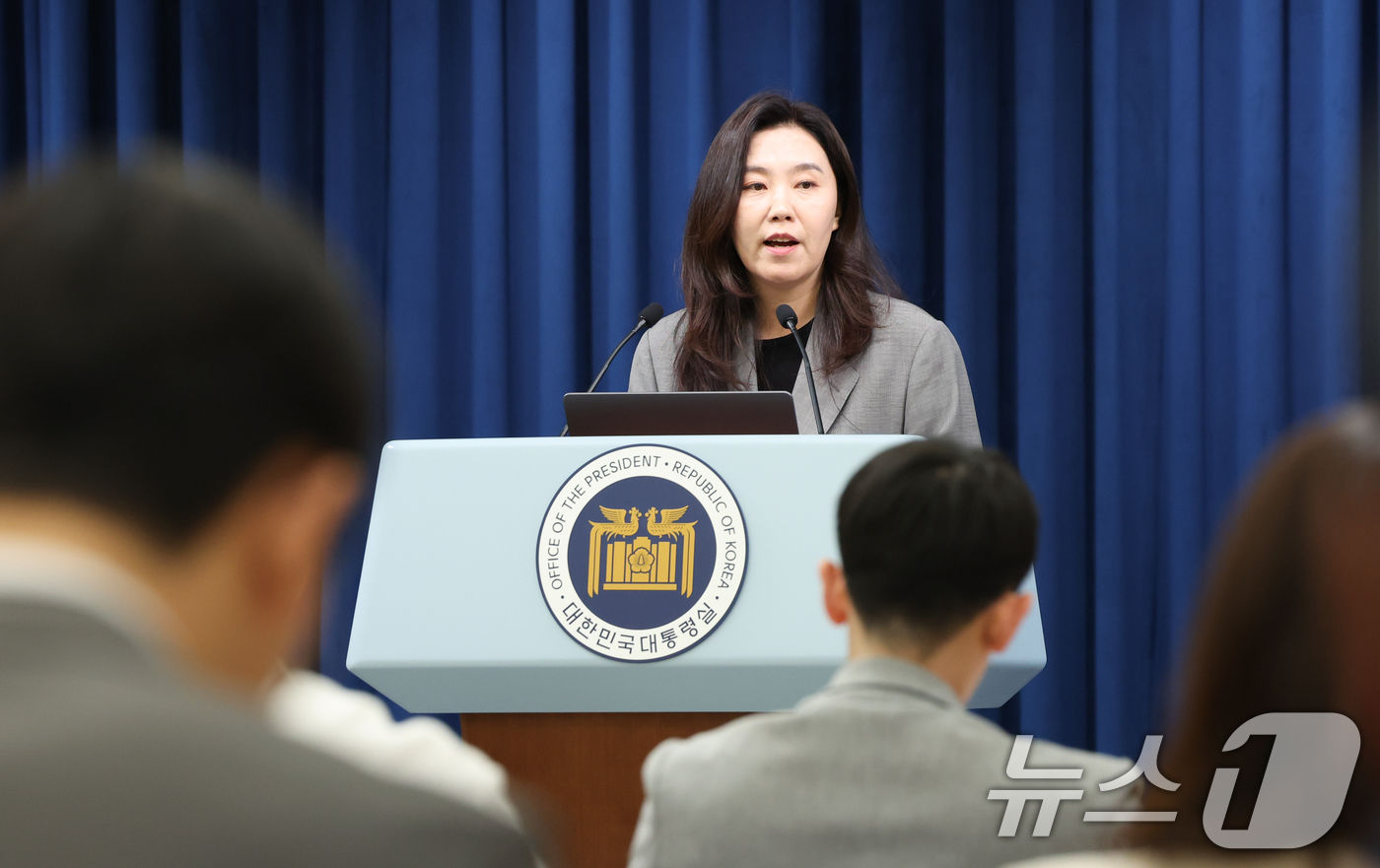 (서울=뉴스1) 허경 기자 = 강유정 대통령실 대변인이 5일 서울 용산구 대통령실 청사에서 현안 브리핑을 하고 있다. 2025.6.5/뉴스1