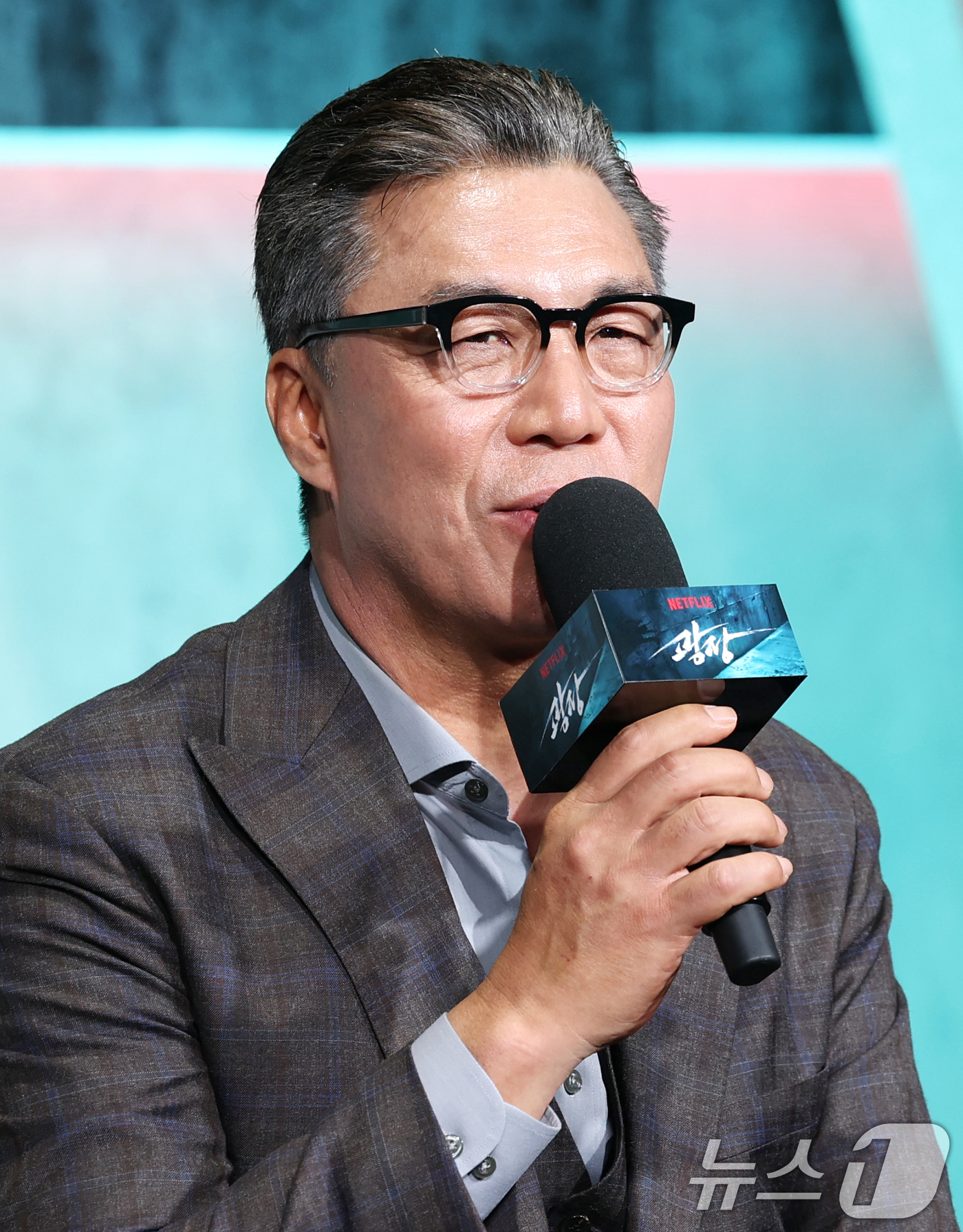 (서울=뉴스1) 권현진 기자 = 배우 안길강이 5일 오전 서울 중구 장충로 앰버서더 서울 풀만 호텔에서 열린 넷플릭스 '광장' 제작발표회에 참석해 인사말을 하고 있다.‘광장’은 스 …