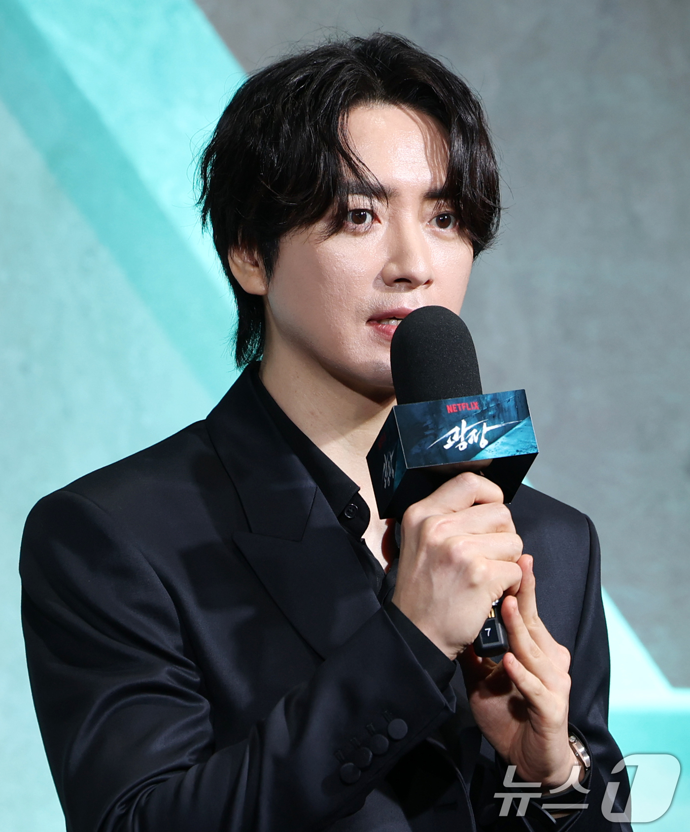 (서울=뉴스1) 권현진 기자 = 배우 이준혁이 5일 오전 서울 중구 장충로 앰버서더 서울 풀만 호텔에서 열린 넷플릭스 '광장' 제작발표회에 참석해 인사말을 하고 있다.‘광장’은 스 …