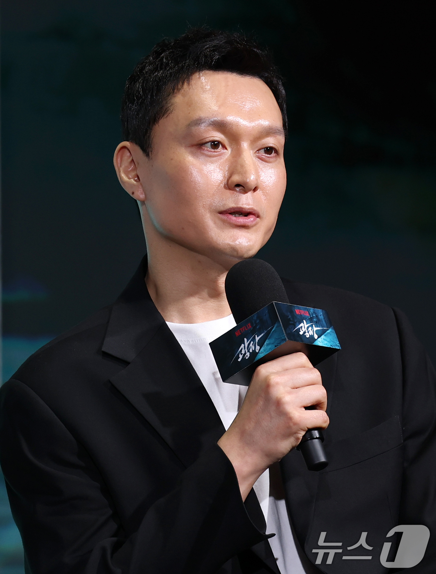 (서울=뉴스1) 권현진 기자 = 최성은 감독이 5일 오전 서울 중구 장충로 앰버서더 서울 풀만 호텔에서 열린 넷플릭스 '광장' 제작발표회에 참석해 인사말을 하고 있다.‘광장’은 스 …