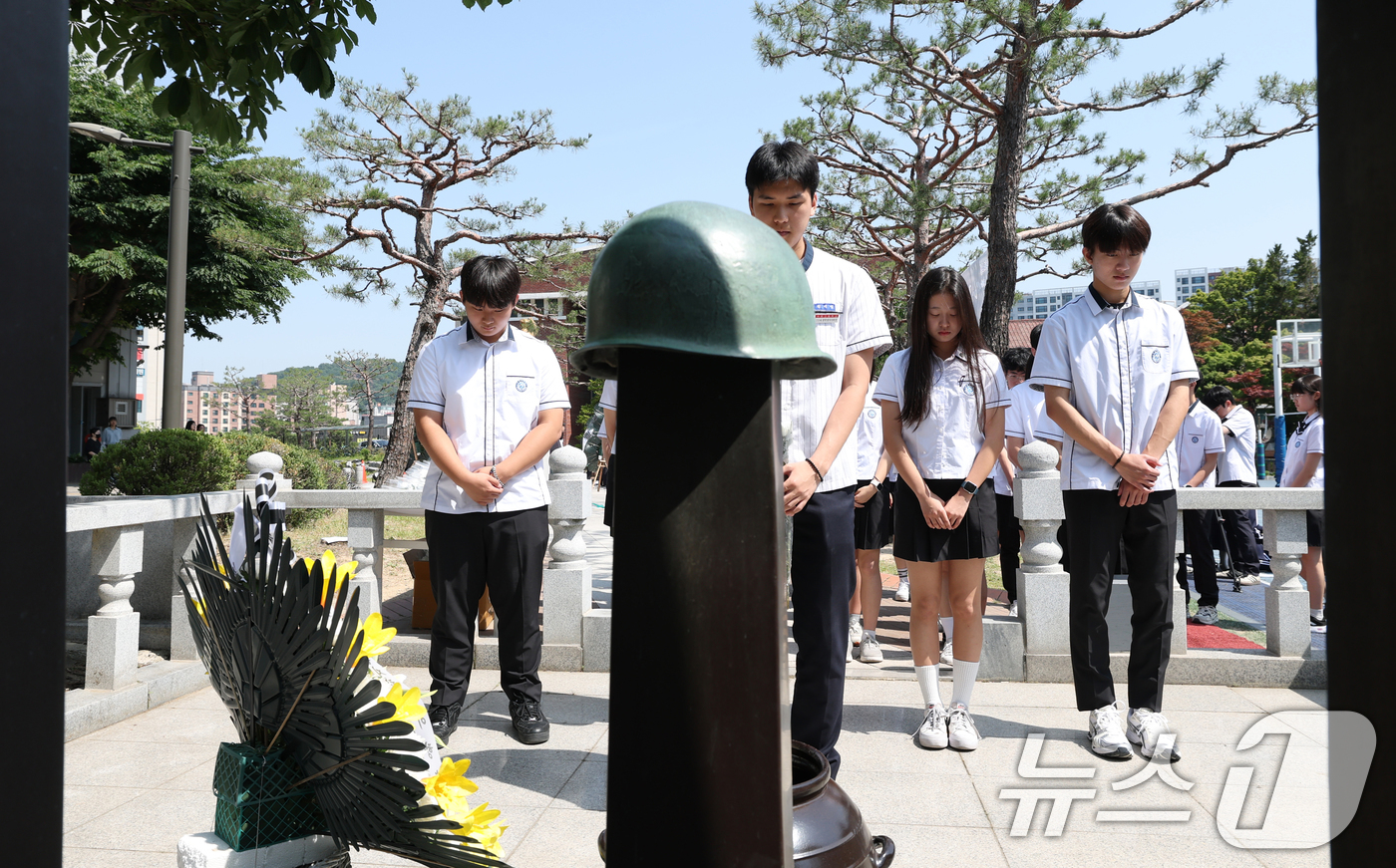 (수원=뉴스1) 김영운 기자 = 현충일을 하루 앞둔 5일 오전 경기 수원시 팔달구 수원고등학교에서 열린 '6.25 참전 동문 추모 헌화식'에서 수원중·고등학교 학생들이 학도병 6. …