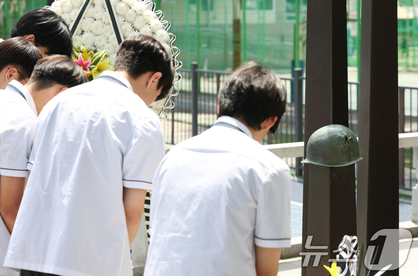 (수원=뉴스1) 김영운 기자 = 현충일을 하루 앞둔 5일 오전 경기 수원시 팔달구 수원고등학교에서 열린 '6.25 참전 동문 추모 헌화식'에서 수원중·고등학교 학생들이 학도병 6. …