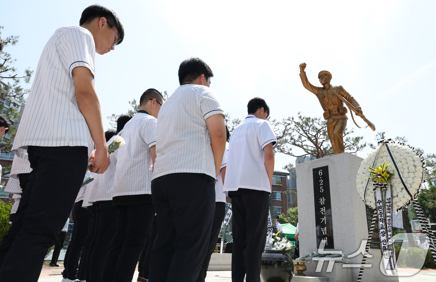 (수원=뉴스1) 김영운 기자 = 현충일을 하루 앞둔 5일 오전 경기 수원시 팔달구 수원고등학교에서 열린 '6.25 참전 동문 추모 헌화식'에서 수원중·고등학교 학생들이 6.25 참 …