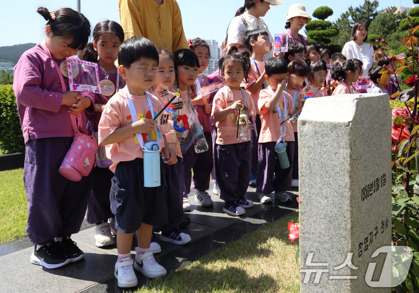 본문 이미지 - 제70회 현충일을 하루 앞둔 5일 부산 남구 유엔기념공원을 찾은 용당어린이집 원생들이 6·25 전쟁에 유엔군으로 참전한 한국군 전몰 장병 묘역을 참배하고 있다. 2025.6.5/뉴스1 ⓒ News1 윤일지 기자