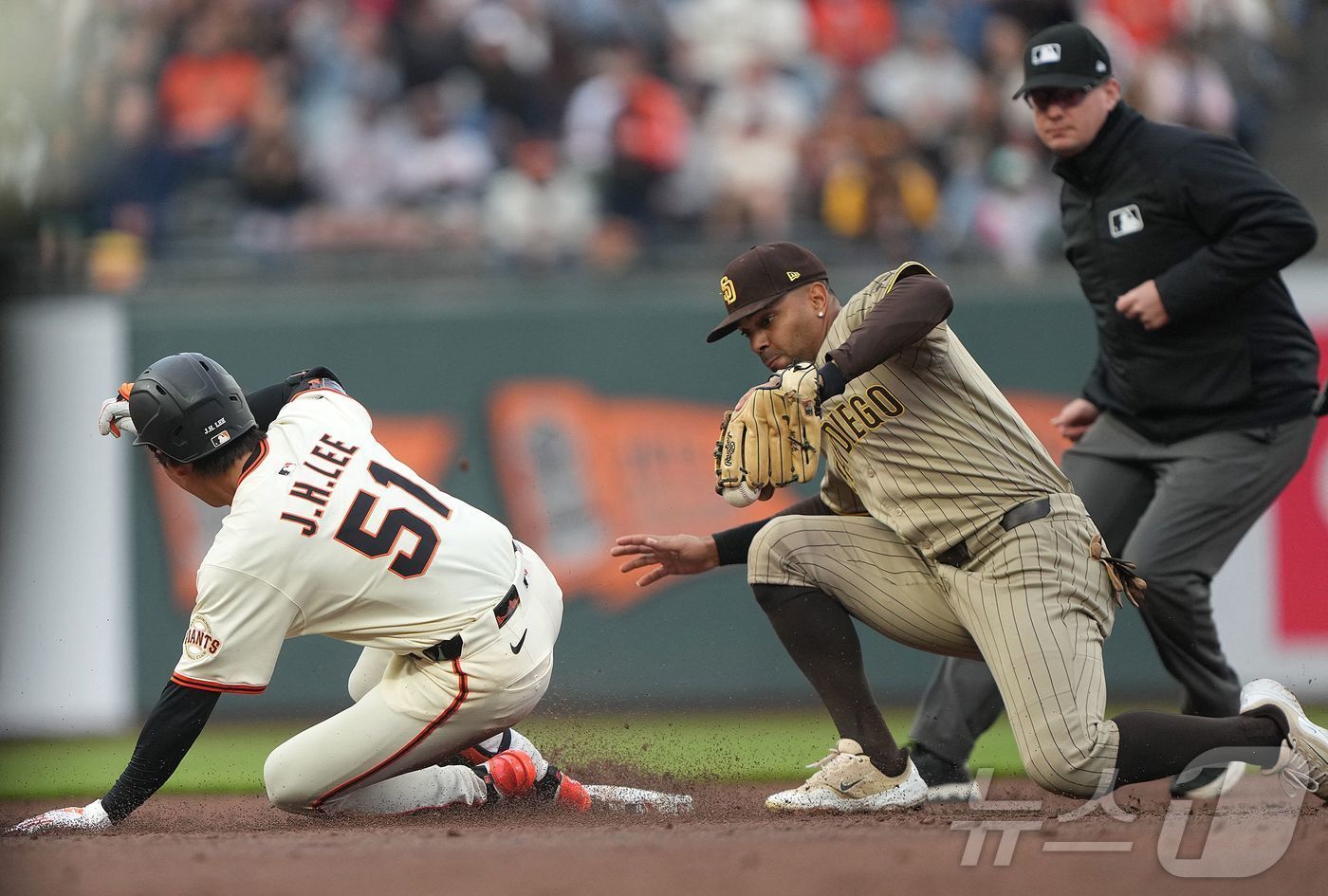 본문 이미지 - 샌프란시스코 자이언츠 이정후가 5일(한국시간) 열린 2025 메이저리그 샌디에이고 파드리스전에서 1회말 2루타를 때렸다. 그는 3타수 2안타 1타점 1득점으로 활약해 팀의 6-5 역전승을 이끌었다. ⓒ AFP=뉴스1