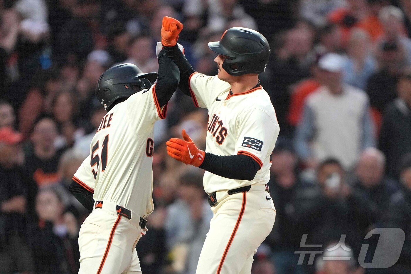 본문 이미지 - 샌프란시스코 자이언츠 이정후(왼쪽)가 5일(한국시간) 열린 2025 메이저리그 샌디에이고 파드리스전에서 6회말 2점 홈런을 터뜨린 맷 채프먼과 함께 기뻐하고 있다. ⓒ AFP=뉴스1