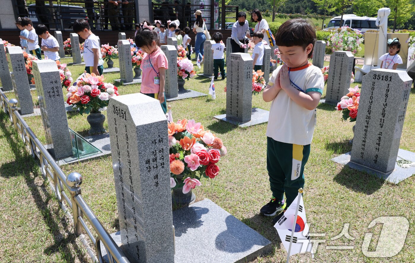 본문 이미지 - 현충일을 하루 앞둔 5일 대전 유성구 국립대전현충원에서 어린이집 원생들이 추모하고 있다. 2025.6.5/뉴스1 ⓒ News1 김기태 기자