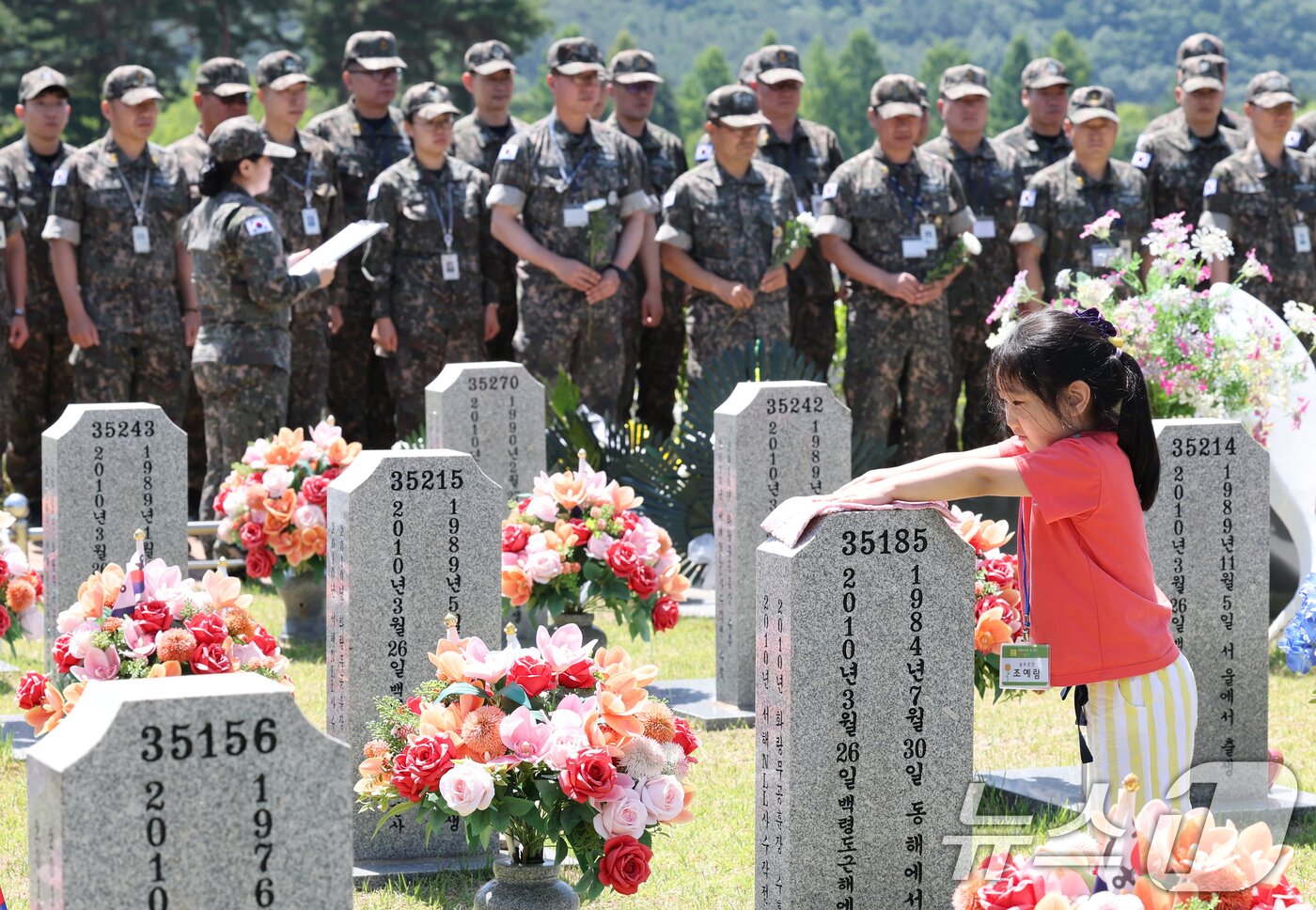 본문 이미지 - 현충일을 하루 앞둔 5일 대전 유성구 국립대전현충원에서 어린이집 원생들이 추모를 마치고 묘비를 닦고 있다. 2025.6.5/뉴스1 ⓒ News1 김기태 기자