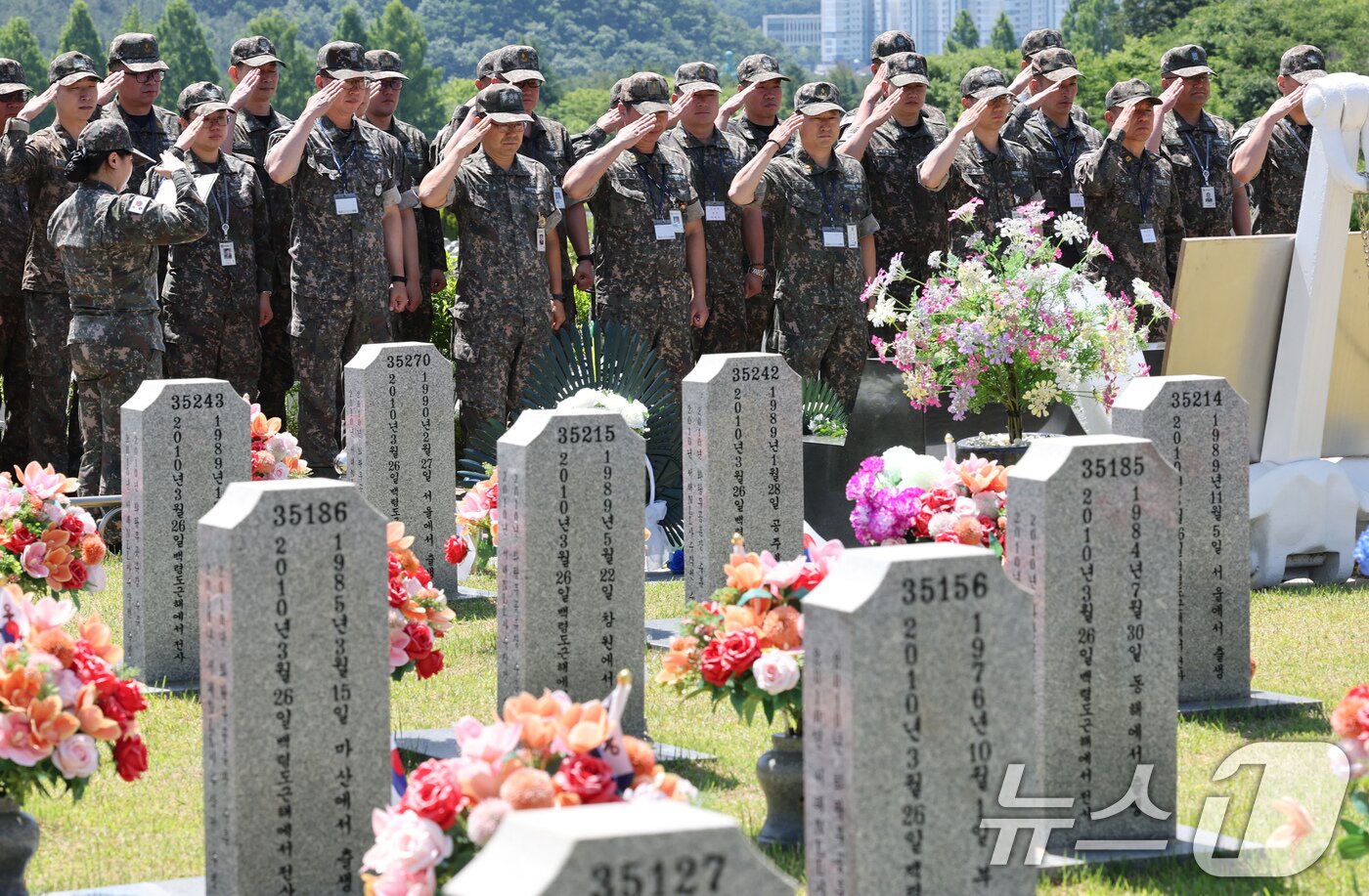 본문 이미지 - 현충일을 하루 앞둔 5일 대전 유성구 국립대전현충원 천안함 46용사 묘역에서 군 장병들이 추모하고 있다. 2025.6.5/뉴스1 ⓒ News1 김기태 기자