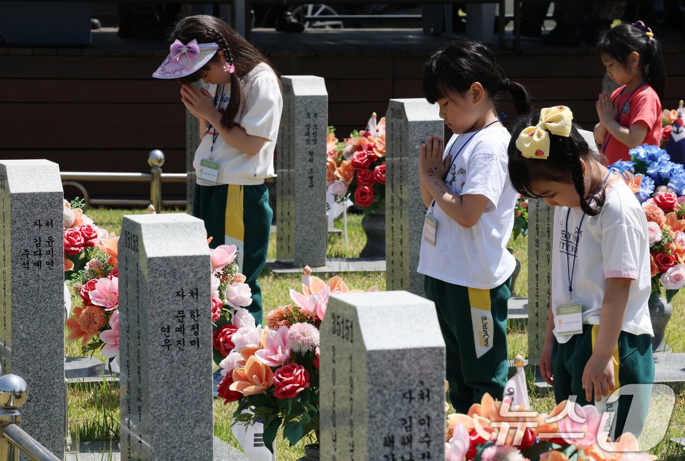 본문 이미지 - 현충일을 하루 앞둔 5일 대전 유성구 국립대전현충원에서 어린이집 원생들이 참배하고 있다. 2025.6.5/뉴스1 ⓒ News1 김기태 기자