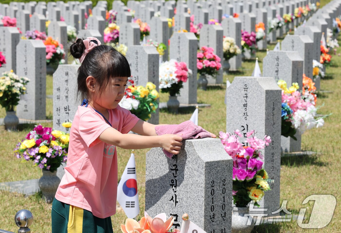 본문 이미지 - 현충일을 하루 앞둔 5일 대전 유성구 국립대전현충원에서 어린이집 원생들이 추모를 마치고 묘비를 닦고 있다. 2025.6.5/뉴스1 ⓒ News1 김기태 기자