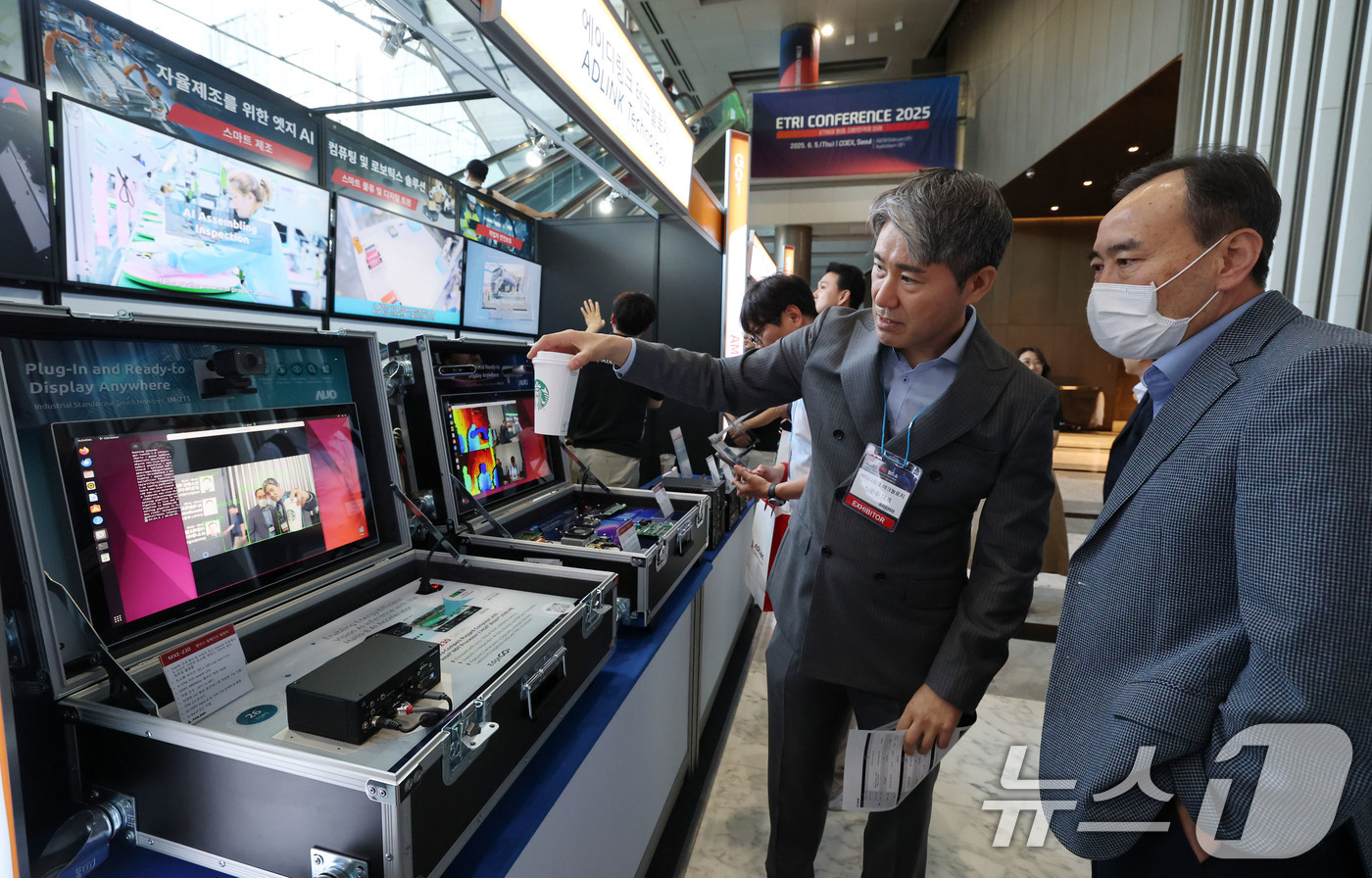 (서울=뉴스1) 박세연 기자 = 5일 서울 강남구 코엑스에서 열린 2025 자율제조 월드쇼를 찾은 관람객이 산업현장의 자율제조 AI기술을 살펴보고 있다.이번 박람회는 스마트 제조솔 …