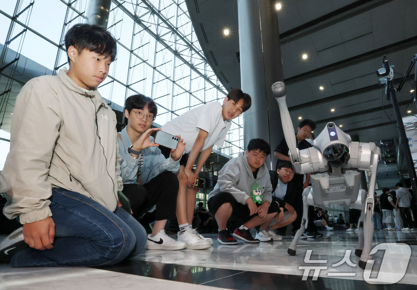 (서울=뉴스1) 박세연 기자 = 5일 서울 강남구 코엑스에서 열린 2025 자율제조 월드쇼를 찾은 관람객들이 산업현장에 투입되는 유니트리 로봇개를 살펴보고 있다.이번 박람회는 스마 …