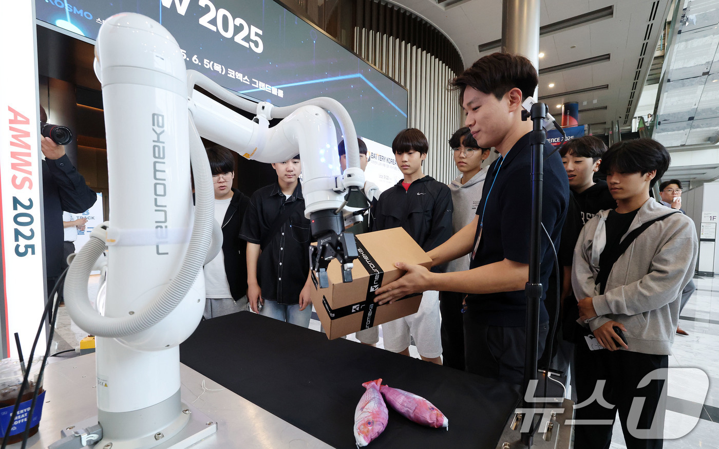 (서울=뉴스1) 박세연 기자 = 5일 서울 강남구 코엑스에서 열린 2025 자율제조 월드쇼를 찾은 관람객들이 산업용 협동로봇을 살펴보고 있다.이번 박람회는 스마트 제조솔루션과 인공 …