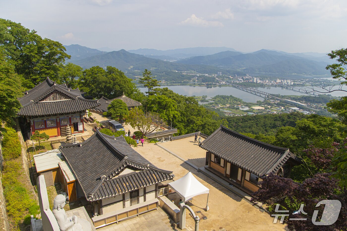본문 이미지 - 탁 트인 전망에 시름도 탁 풀리는 남양주시 &#39;수종사&#39;.&#40;경기관광공사 제공. 재판매 및 DB금지&#41;/뉴스1