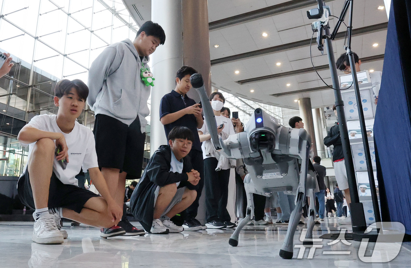 (서울=뉴스1) 박세연 기자 = 5일 서울 강남구 코엑스에서 열린 2025 자율제조 월드쇼를 찾은 관람객들이 산업현장에 투입되는 유니트리 로봇개를 살펴보고 있다.이번 박람회는 스마 …