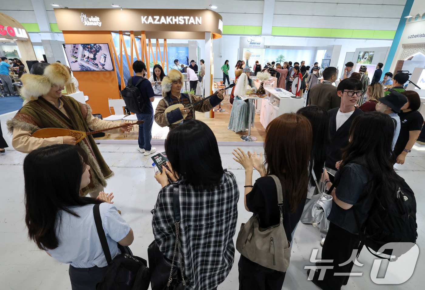 (서울=뉴스1) 박세연 기자 = 5일 서울 강남구 코엑스에서 열린 제40회 서울국제관광전을 찾은 관람객들이 카자흐스탄 부스에서 전통공연을 관람하고 있다.40주년을 맞이한 여행 축제 …