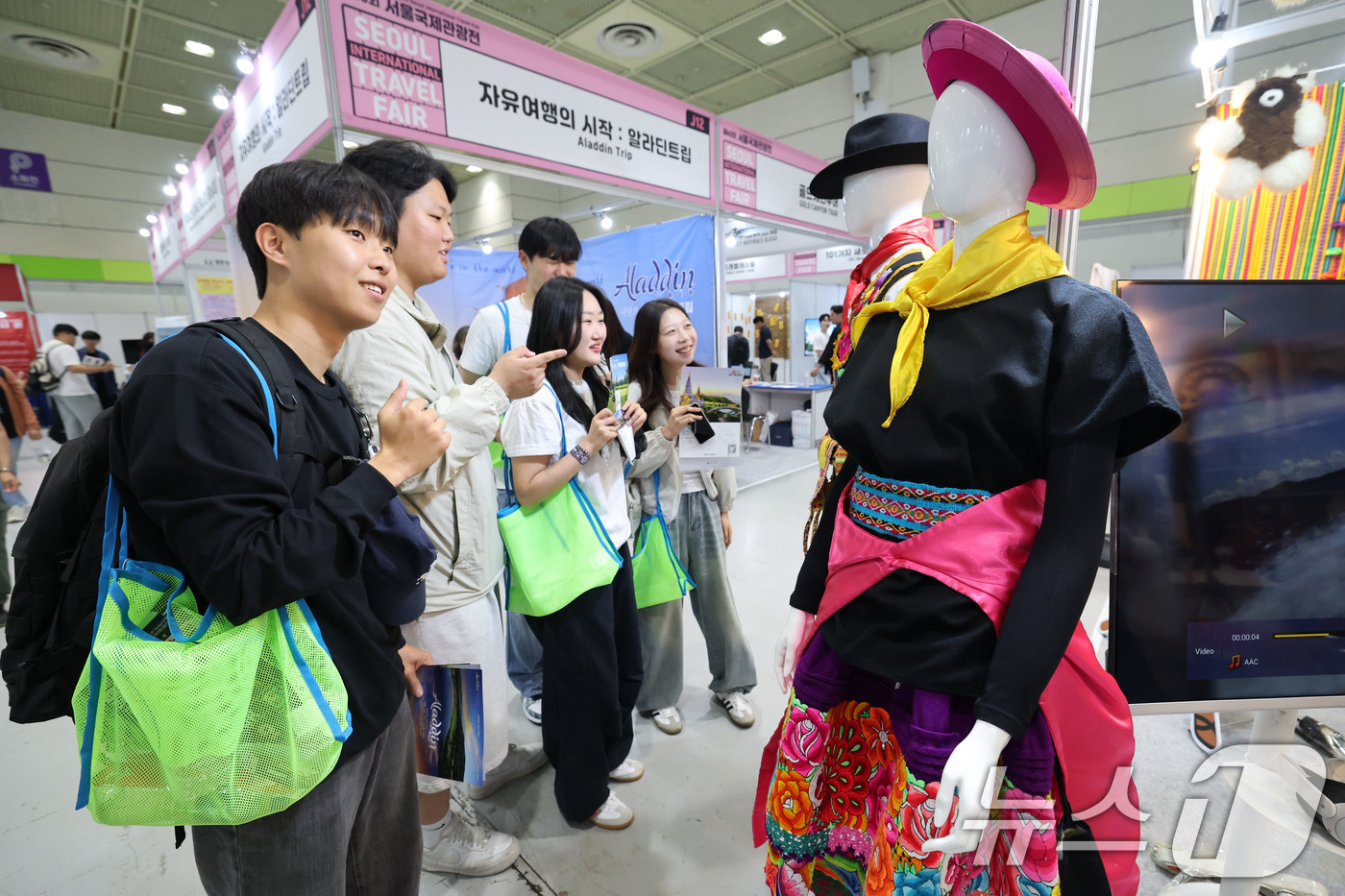 (서울=뉴스1) 박세연 기자 = 5일 서울 강남구 코엑스에서 열린 제40회 서울국제관광전을 찾은 관람객들이 카자흐스탄 부스에서 전통복장을 살펴보고 있다.40주년을 맞이한 여행 축제 …