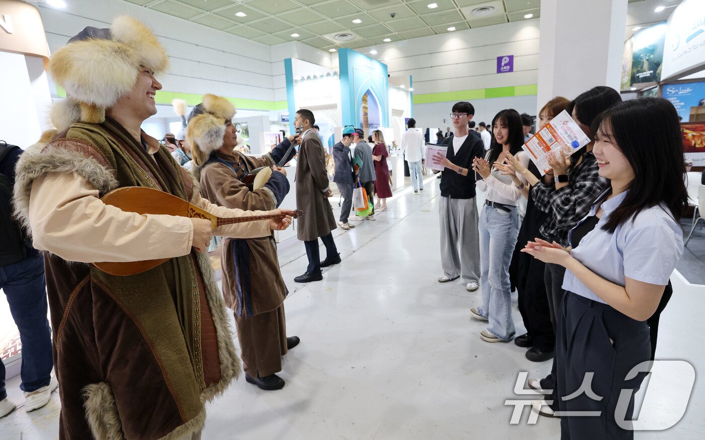 본문 이미지 - 5일 서울 강남구 코엑스에서 열린 제40회 서울국제관광전을 찾은 관람객들이 카자흐스탄 부스에서 전통공연을 관람하고 있다. 2025.6.5/뉴스1 ⓒ News1 박세연 기자