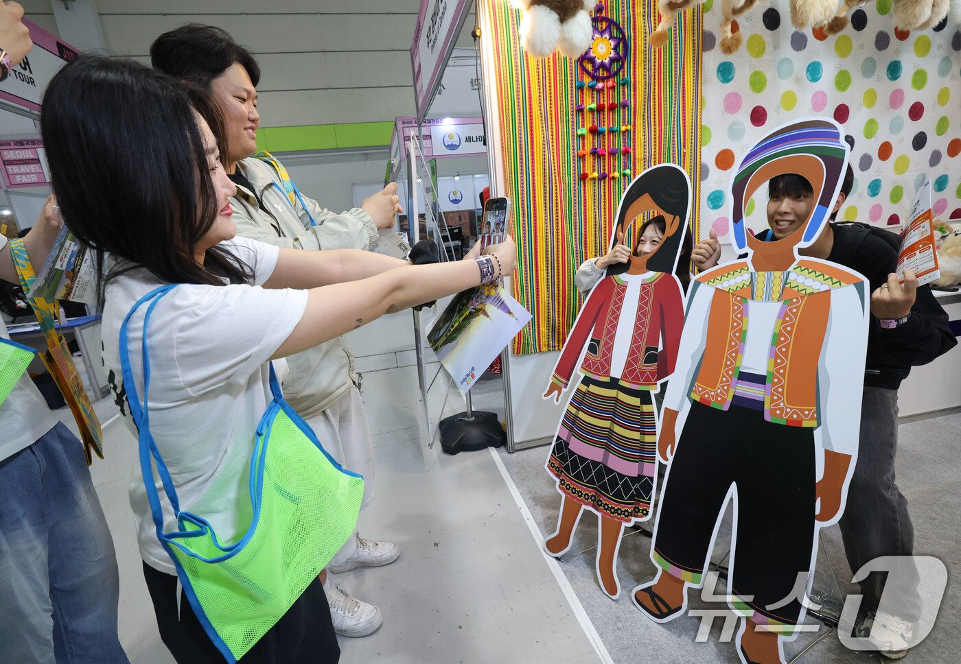 본문 이미지 - 5일 서울 강남구 코엑스에서 열린 제40회 서울국제관광전을 찾은 관람객들이 페루 부스에서 기념사진을 찍고 있다.  2025.6.5/뉴스1 ⓒ News1 박세연 기자