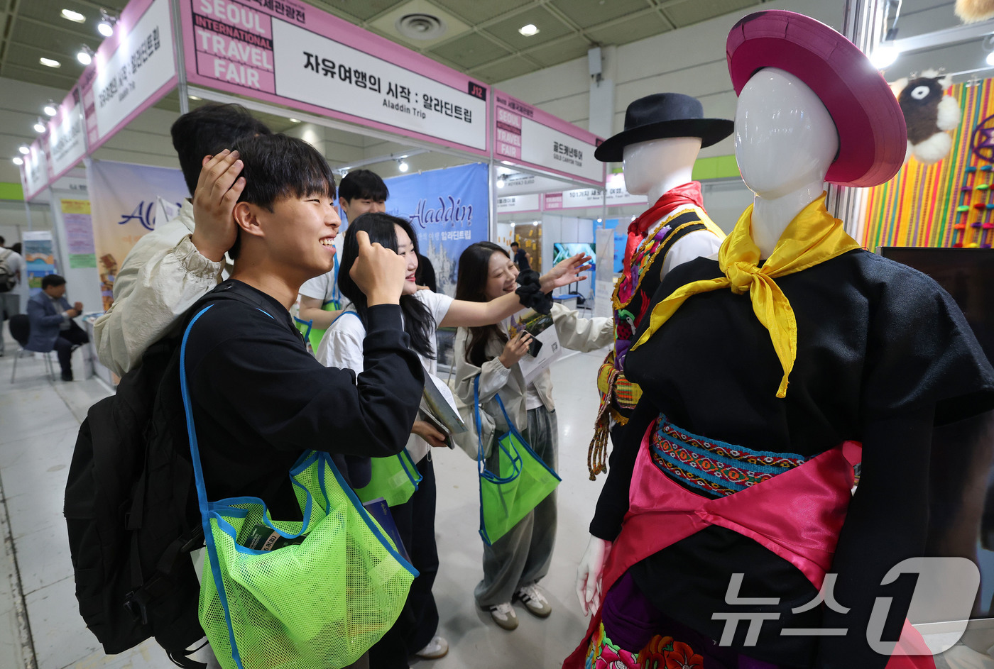 (서울=뉴스1) 박세연 기자 = 5일 서울 강남구 코엑스에서 열린 제40회 서울국제관광전을 찾은 관람객들이 카자흐스탄 부스에서 전통복장을 살펴보고 있다.40주년을 맞이한 여행 축제 …