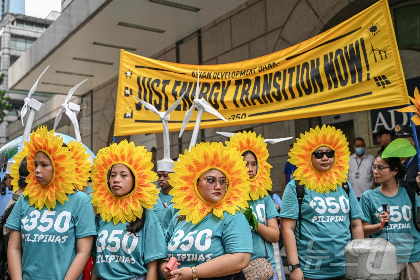(만달루용 AFP=뉴스1) 최종일 선임기자 = 5일(현지시간) 아시아 청정 에너지 포럼(ACEF)이 열리고 있는 메트로 마닐라 만달루용의 아시아개발은행(ADB) 본부 밖에서 환경 …
