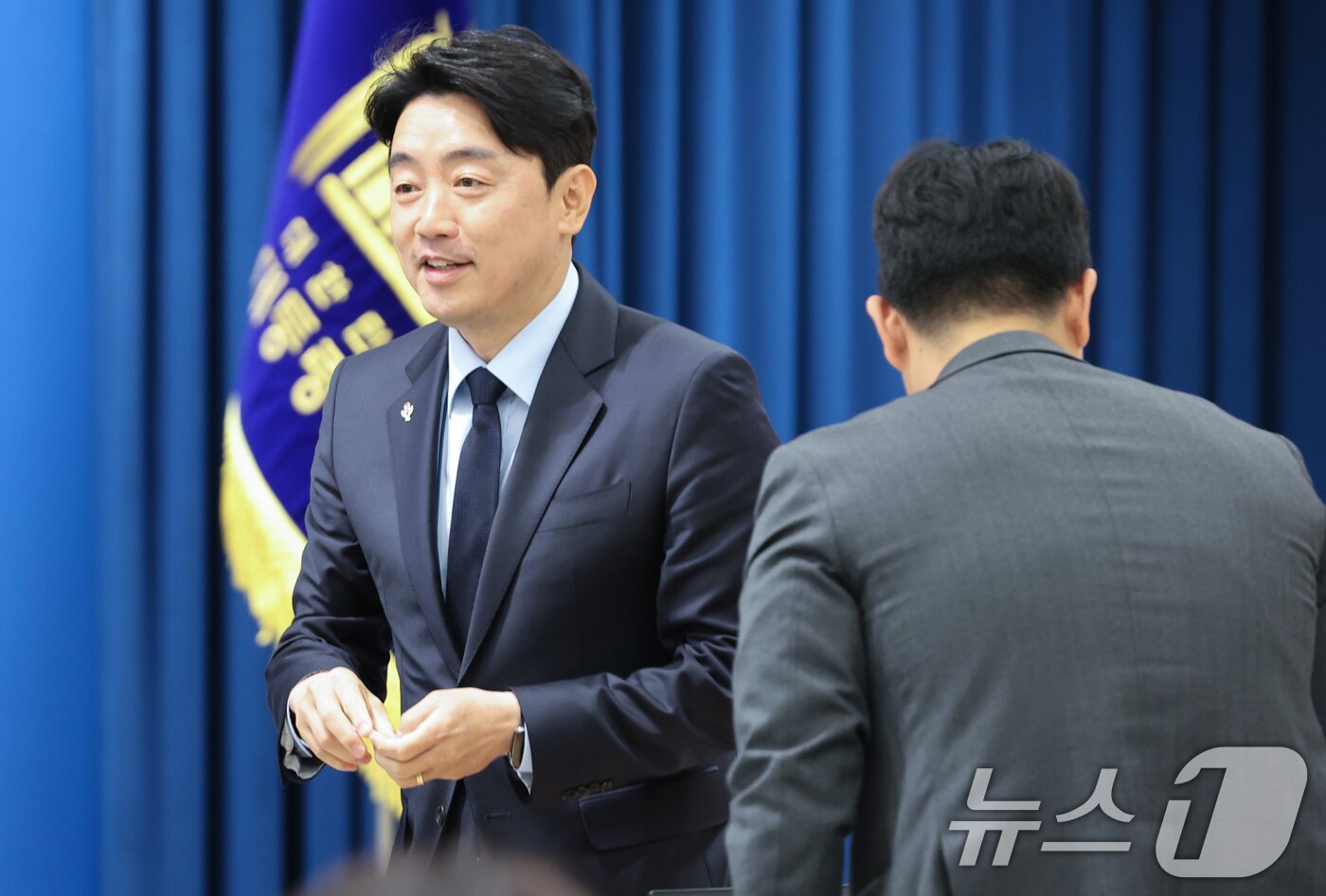 본문 이미지 - 강훈식 대통령 비서실장이 5일 서울 용산구 대통령실 청사 브리핑룸에서 출입기자들과 만나 인사하고 있다. 2025.6.5/뉴스1 ⓒ News1 허경 기자