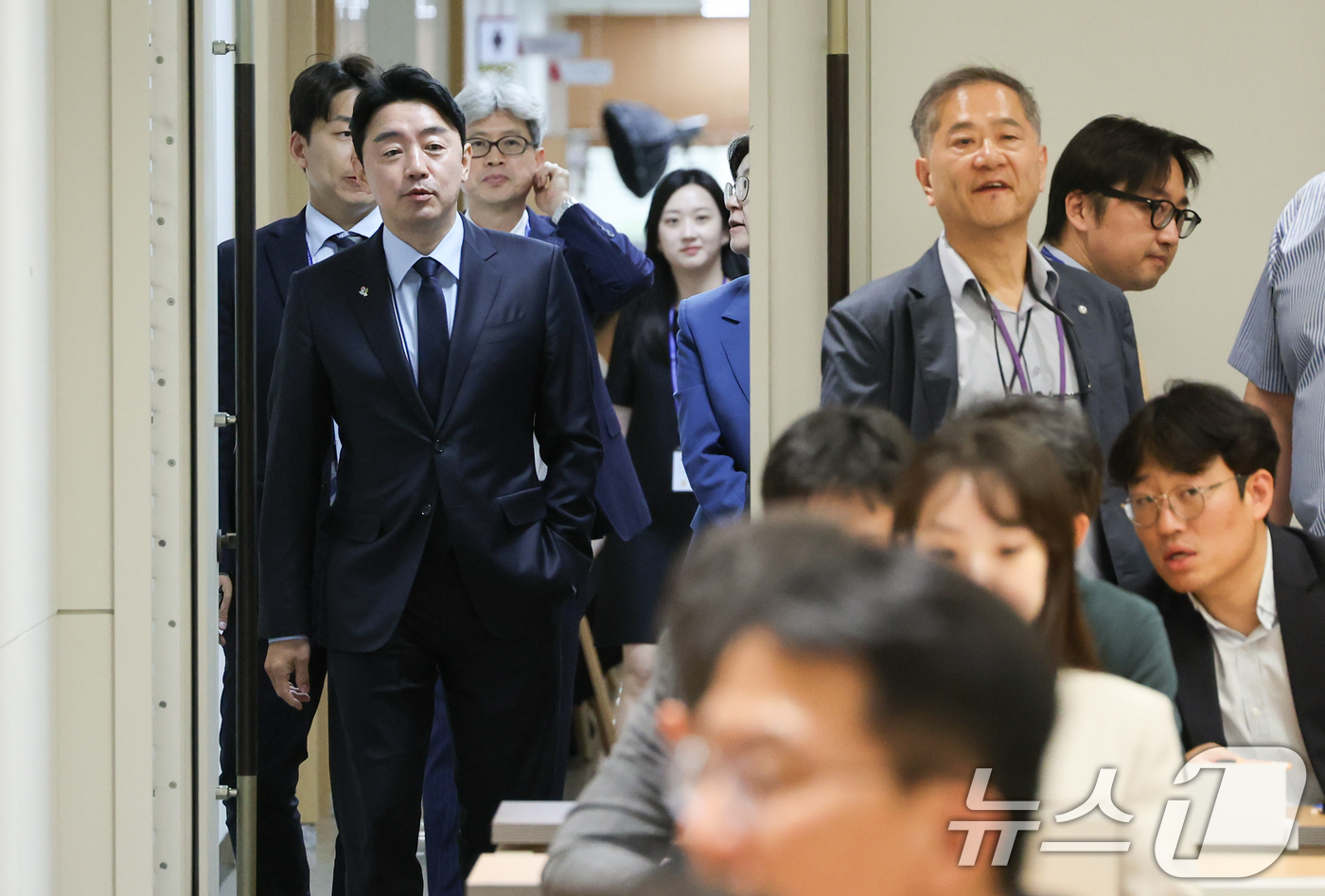 (서울=뉴스1) 허경 기자 = 강훈식 대통령 비서실장이 5일 서울 용산구 대통령실 청사에서 출입기자들과의 상견례를 위해 브리핑룸으로 들어서고 있다. 2025.6.5/뉴스1