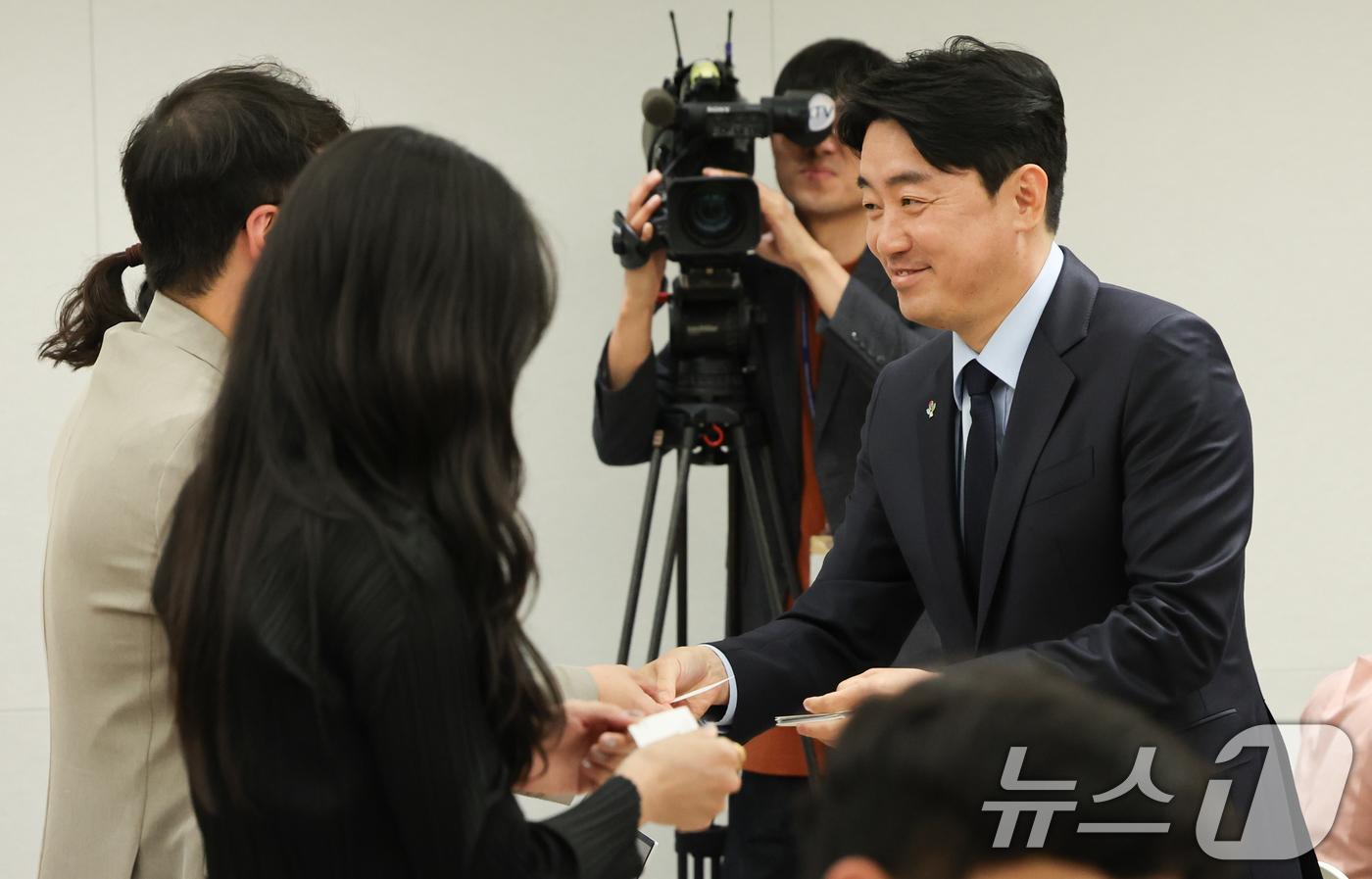 (서울=뉴스1) 허경 기자 = 강훈식 대통령 비서실장이 5일 서울 용산구 대통령실 청사 브리핑룸에서 출입기자들과 만나 인사하고 있다. 2025.6.5/뉴스1