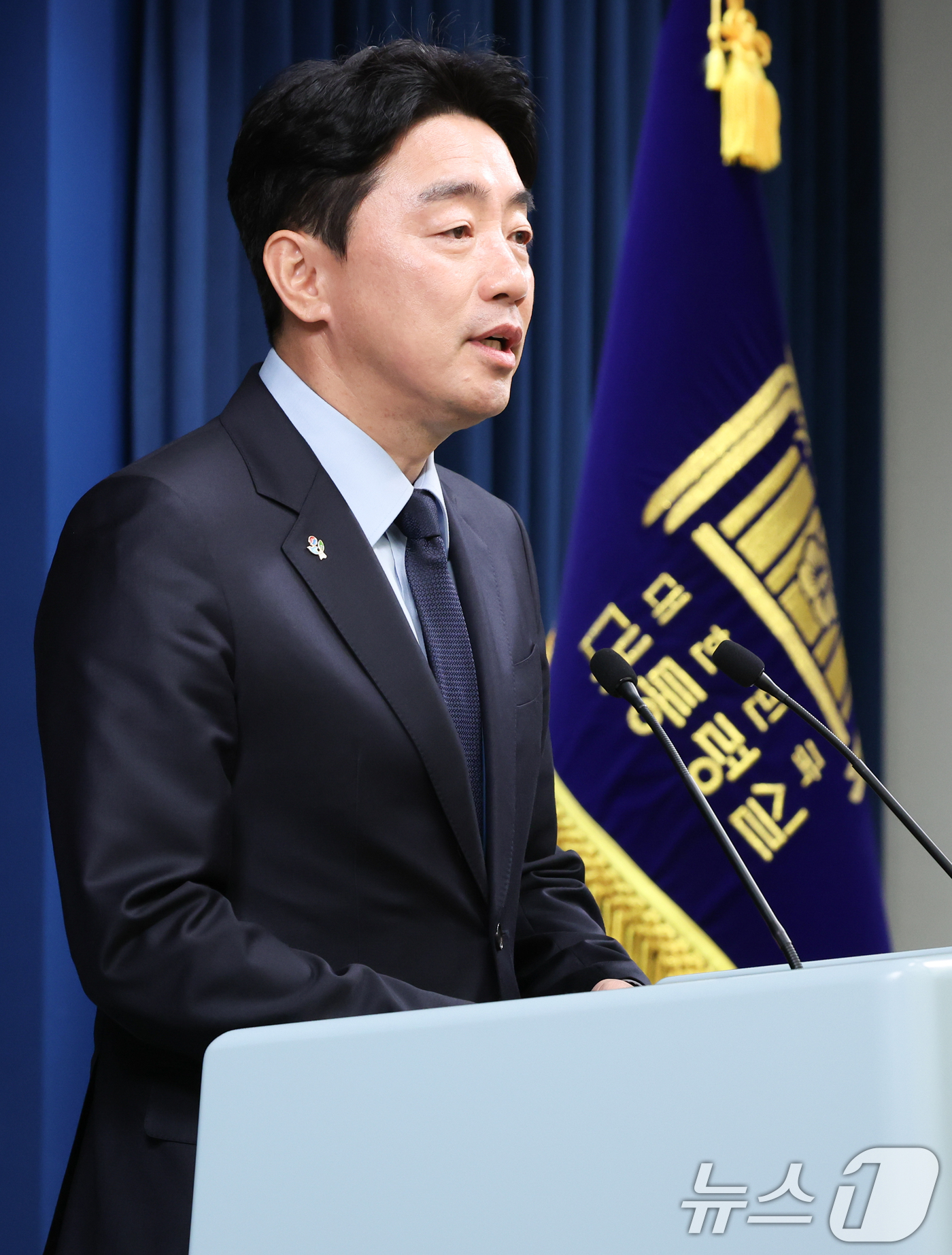 (서울=뉴스1) 허경 기자 = 강훈식 대통령 비서실장이 5일 서울 용산구 대통령실 청사 브리핑룸에서 출입기자들과 만나 발언하고 있다. 2025.6.5/뉴스1