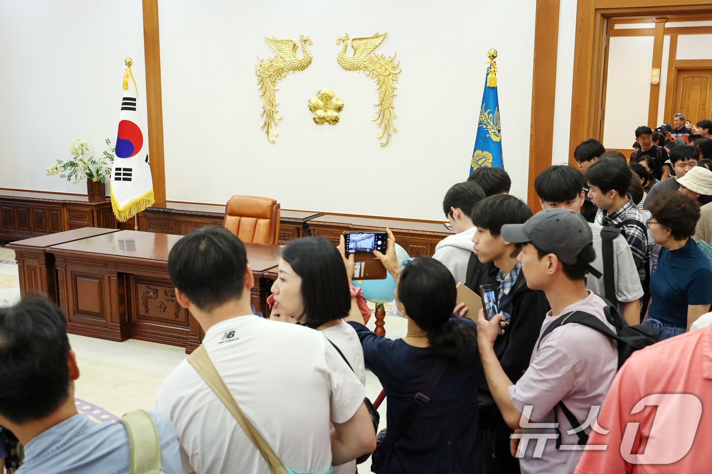 본문 이미지 - 이재명 대통령이 집무실을 청와대로 이전할 방침인 가운데 5일 서울 종로구 청와대 본관 접견실이 관람객들로 붐비고 있다. 2025.6.5/뉴스1 ⓒ News1 민경석 기자