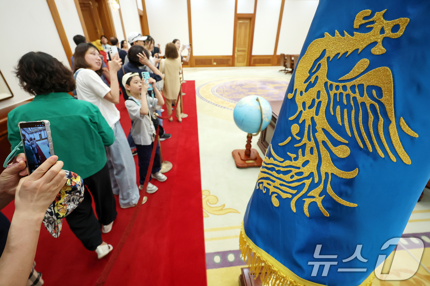 (서울=뉴스1) 민경석 기자 = 이재명 대통령이 집무실을 청와대로 이전할 방침인 가운데 5일 서울 종로구 청와대 본관 접견실이 관람객들로 붐비고 있다. 2025.6.5/뉴스1