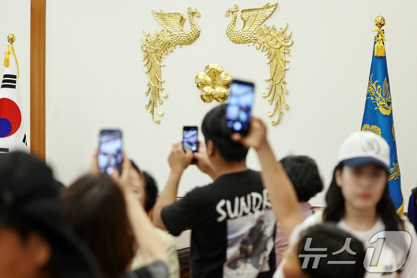 (서울=뉴스1) 민경석 기자 = 이재명 대통령이 집무실을 청와대로 이전할 방침인 가운데 5일 서울 종로구 청와대 본관 집무실이 관람객들로 붐비고 있다. 2025.6.5/뉴스1