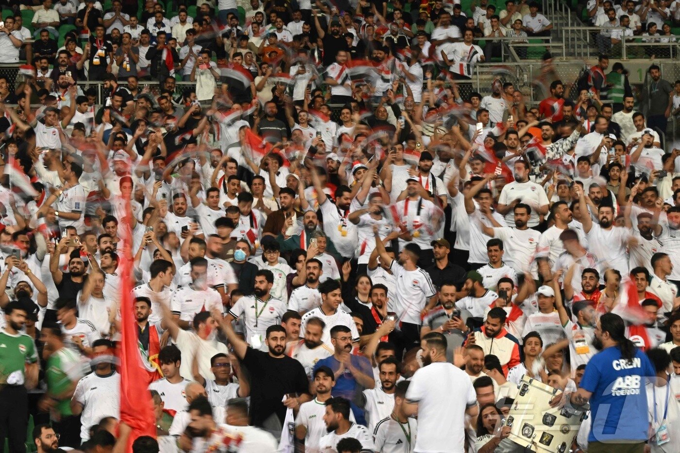본문 이미지 - 이라크 축구대표팀을 응원하는 팬들의 모습. ⓒ AFP=뉴스1