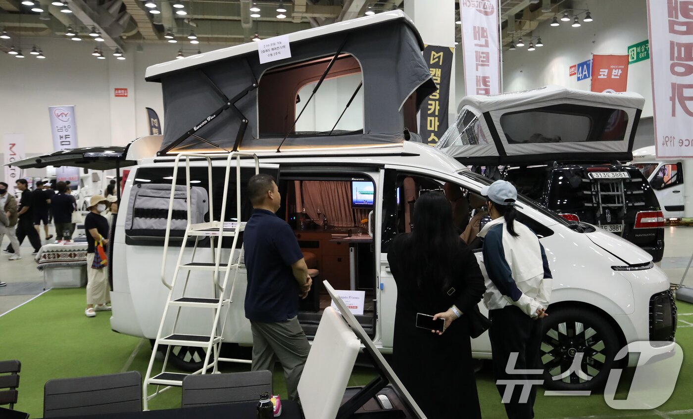 본문 이미지 - 5일 부산 해운대구 벡스코 제2전시장에서 열린 '2025 코리아캠핑카쇼'에서 관람객들이 다양한 캠핑카를 둘러보고 있다.  2025.6.5/뉴스1 ⓒ News1 윤일지 기자