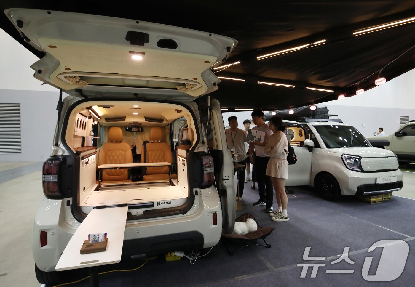 본문 이미지 - 5일 부산 해운대구 벡스코 제2전시장에서 열린 '2025 코리아캠핑카쇼'에서 관람객들이 다양한 캠핑카를 둘러보고 있다. 2025.6.5/뉴스1 ⓒ News1 윤일지 기자