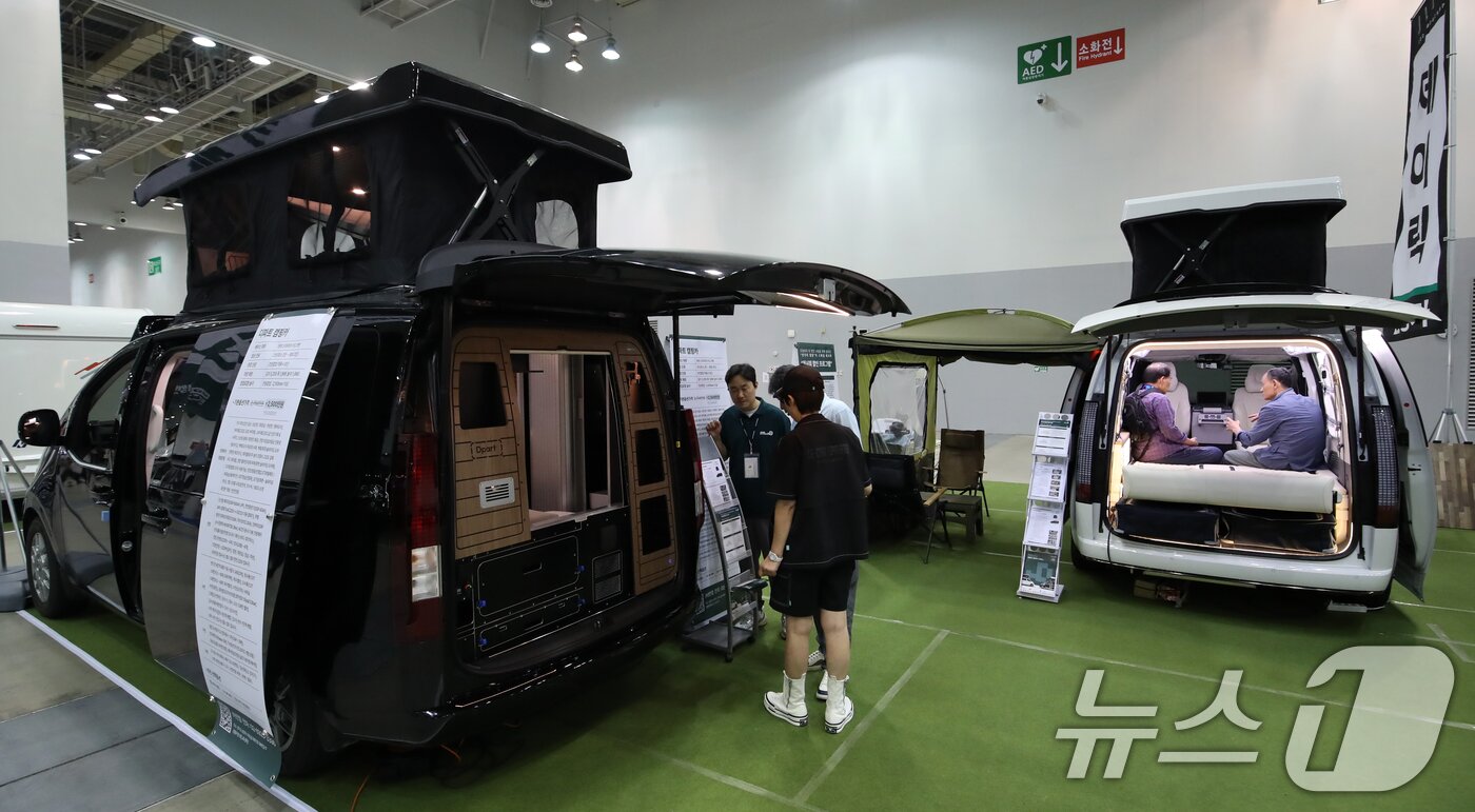 본문 이미지 - 5일 부산 해운대구 벡스코 제2전시장에서 열린 '2025 코리아캠핑카쇼'에서 관람객들이 다양한 캠핑카를 둘러보고 있다. 2025.6.5/뉴스1 ⓒ News1 윤일지 기자