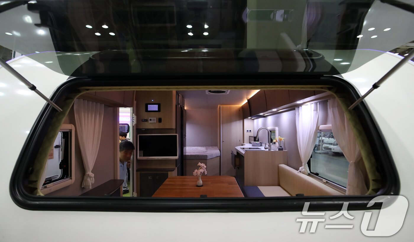 본문 이미지 - 5일 부산 해운대구 벡스코 제2전시장에서 열린 '2025 코리아캠핑카쇼'에서 관람객들이 다양한 캠핑카를 둘러보고 있다. 2025.6.5/뉴스1 ⓒ News1 윤일지 기자