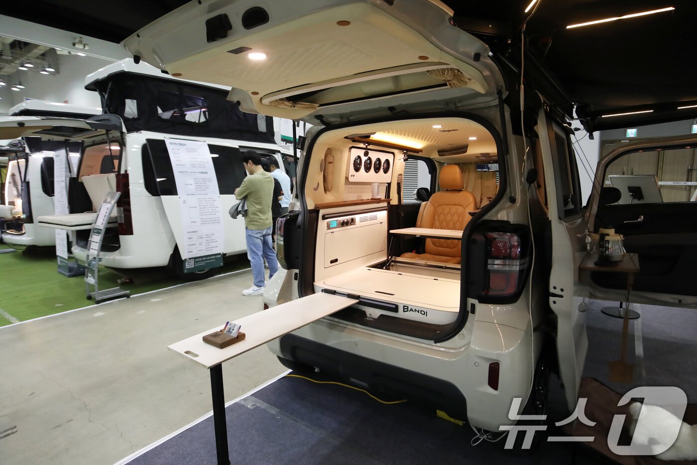 본문 이미지 - 5일 부산 해운대구 벡스코 제2전시장에서 열린 '2025 코리아캠핑카쇼'에서 관람객들이 다양한 캠핑카를 둘러보고 있다. 2025.6.5/뉴스1 ⓒ News1 윤일지 기자