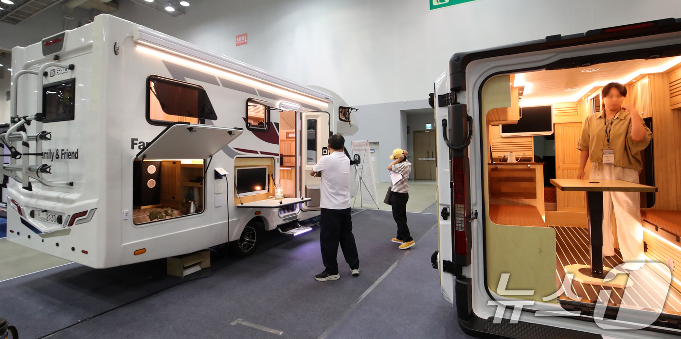 (부산=뉴스1) 윤일지 기자 = 5일 부산 해운대구 벡스코 제2전시장에서 열린 '2025 코리아캠핑카쇼'에서 관람객들이 다양한 캠핑카를 둘러보고 있다.8일까지 열리는 이번 행사는 …