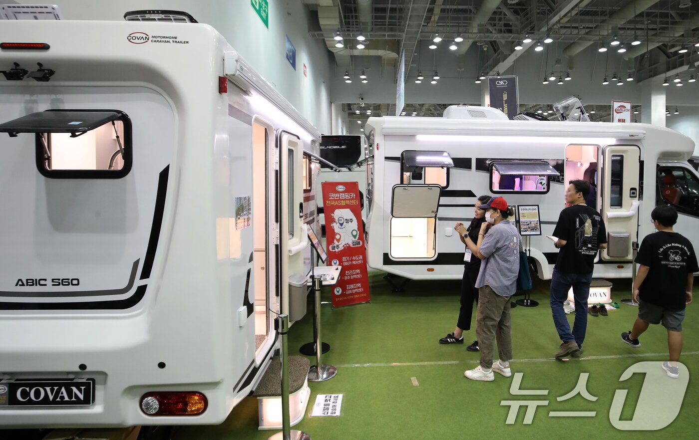 본문 이미지 - 5일 부산 해운대구 벡스코 제2전시장에서 열린 '2025 코리아캠핑카쇼'에서 관람객들이 다양한 캠핑카를 둘러보고 있다. 2025.6.5/뉴스1 ⓒ News1 윤일지 기자
